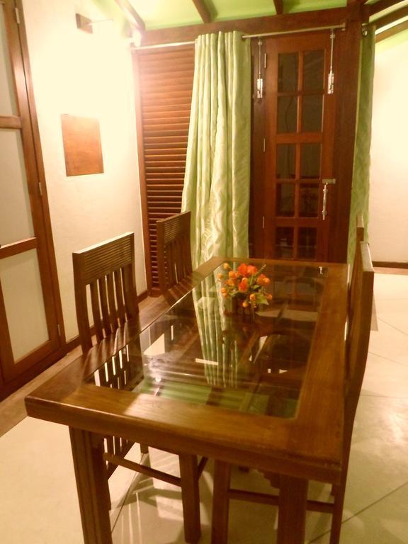 Nilas Guesthouse Hikkaduwa Phòng bức ảnh